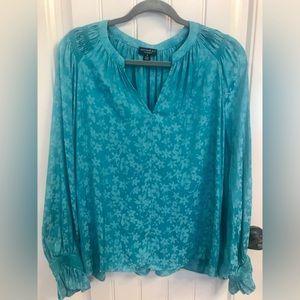 Currant Air size M long sleeve emerald green top with flowers. Never worn.